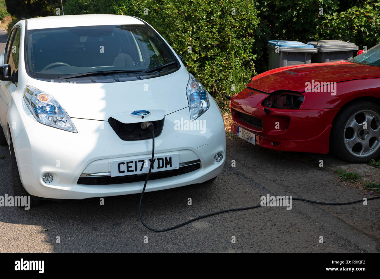 Essence et électrique powered voitures Nissan Banque D'Images