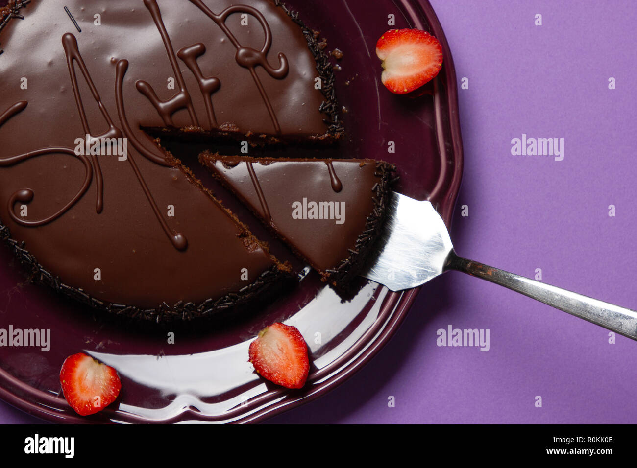Un Delicieux Morceau De Gateau Sacher Chocolat Viennois Avec Des Fraises Sur La Plaque Photo Stock Alamy