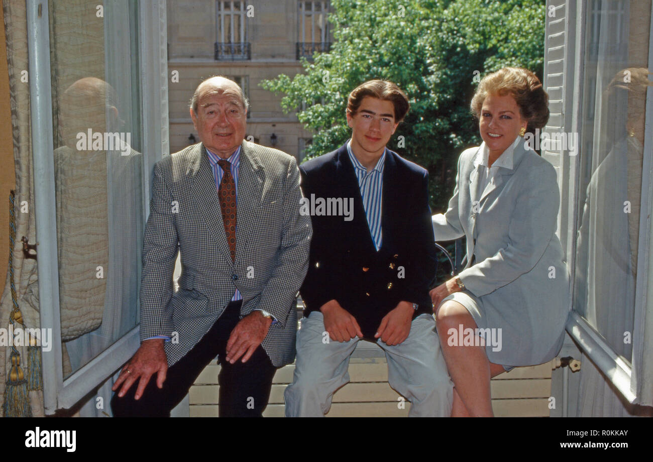 Alexander Prinz von Jugoslawien mit senneur zweiten Ehefrau Barbara, geb. von Liechtenstein, und Sohn Dusan dans Paris, Frankreich 2001. Le prince Alexandre de Yougoslavie avec sa femme Barbara, née von Liechtenstein et leur fils Dusan Paris, France, 2001. Banque D'Images