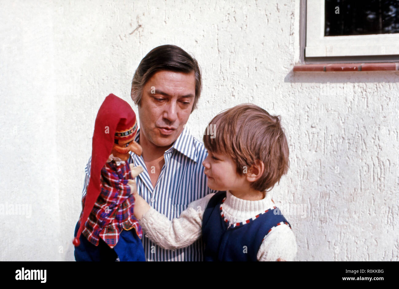 Peter René Körner, acteurs et actrices deutscher und Sänger, mit dem und Sohn Götz Fabian Hohnsteiner Kasper à Rösrath bei Köln, Deutschland 1971. Chanteur et acteur allemand Peter René Koerner avec son fils et la Hohnsteiner Fabian Goetz Kasper marionnette à Roesrath, près de Cologne, Allemagne 1971. Banque D'Images