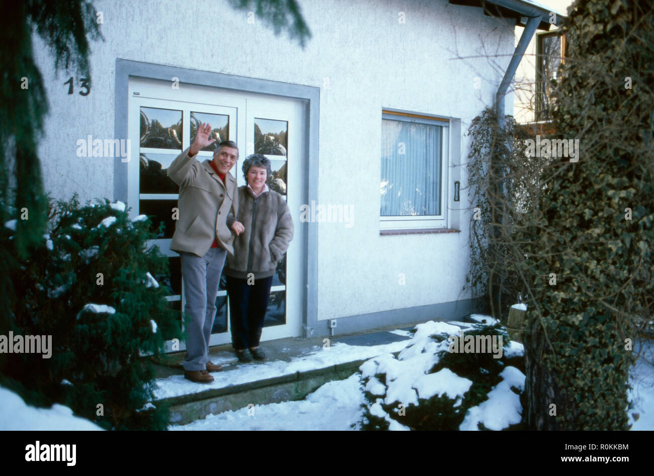 Peter René Körner, acteurs et actrices deutscher und Sänger, mit Ehefrau Gerti dans Rösrath bei Köln, Deutschland 1984. L'acteur et chanteur allemand Peter René Koerner avec son épouse Gerti à Roesrath, près de Cologne, Allemagne 1984. Banque D'Images