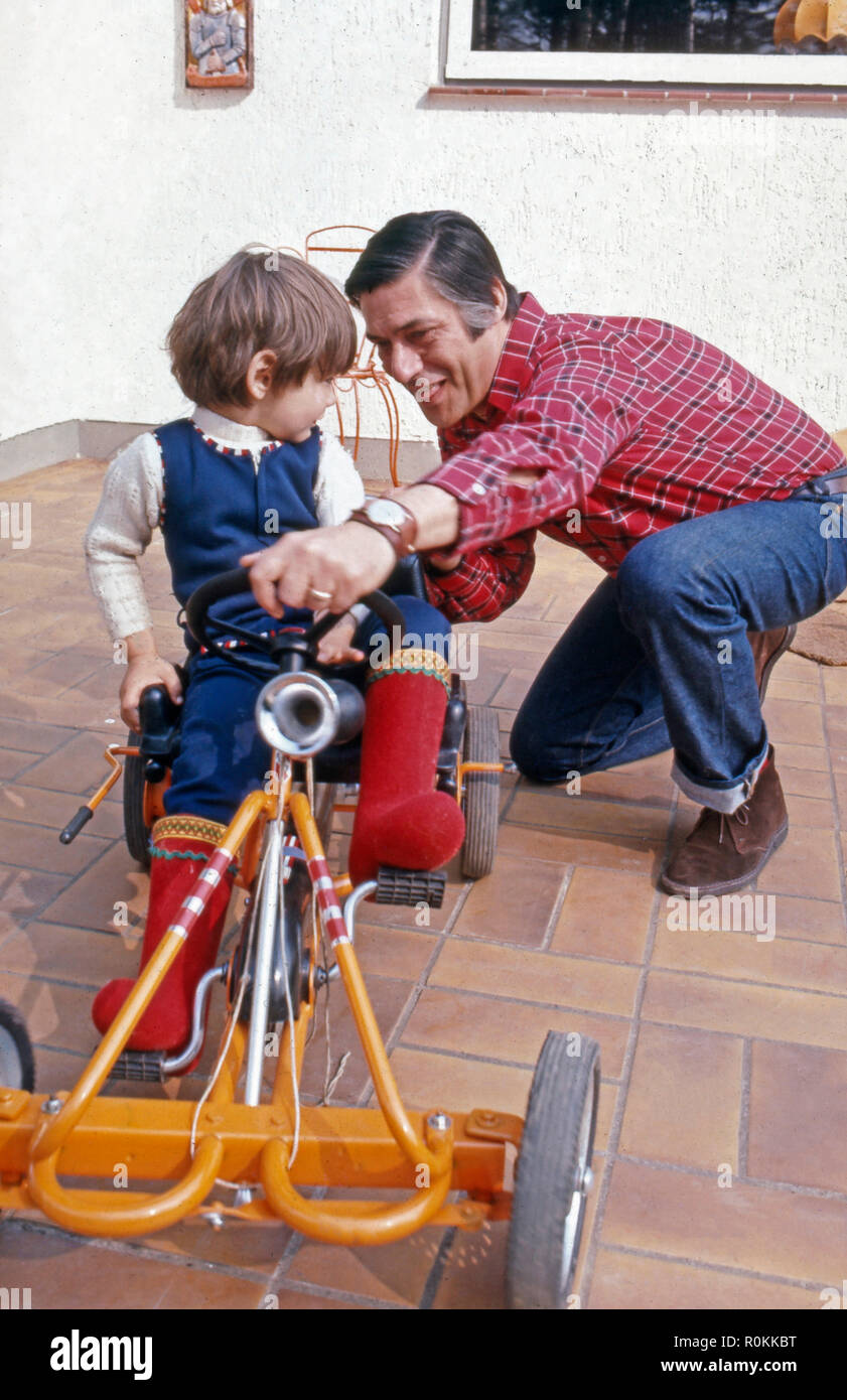 Peter René Körner, acteurs et actrices deutscher und Sänger, mit Sohn Götz Fabian im Kettcar à Rösrath bei Köln, Deutschland 1971. L'acteur et chanteur allemand Peter René Koerner avec son fils Peter Goetz conduisant une voiture à Roesrath kiddy près de Cologne, Allemagne 1971. Banque D'Images