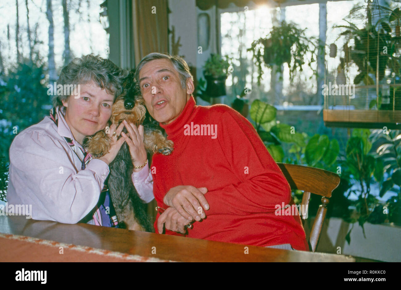 Peter René Körner, acteurs et actrices deutscher und Sänger, mit Ehefrau Gerti dans Rösrath bei Köln, Deutschland 1984. L'acteur et chanteur allemand Peter René Koerner avec son épouse Gerti à Roesrath, près de Cologne, Allemagne 1984. Banque D'Images