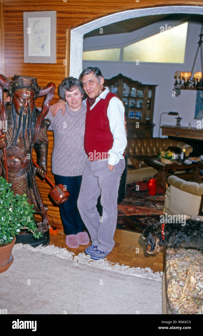 Peter René Körner, acteurs et actrices deutscher und Sänger, mit Ehefrau Gerti dans Rösrath bei Köln, Deutschland 1984. L'acteur et chanteur allemand Peter René Koerner avec son épouse Gerti à Roesrath, près de Cologne, Allemagne 1984. Banque D'Images