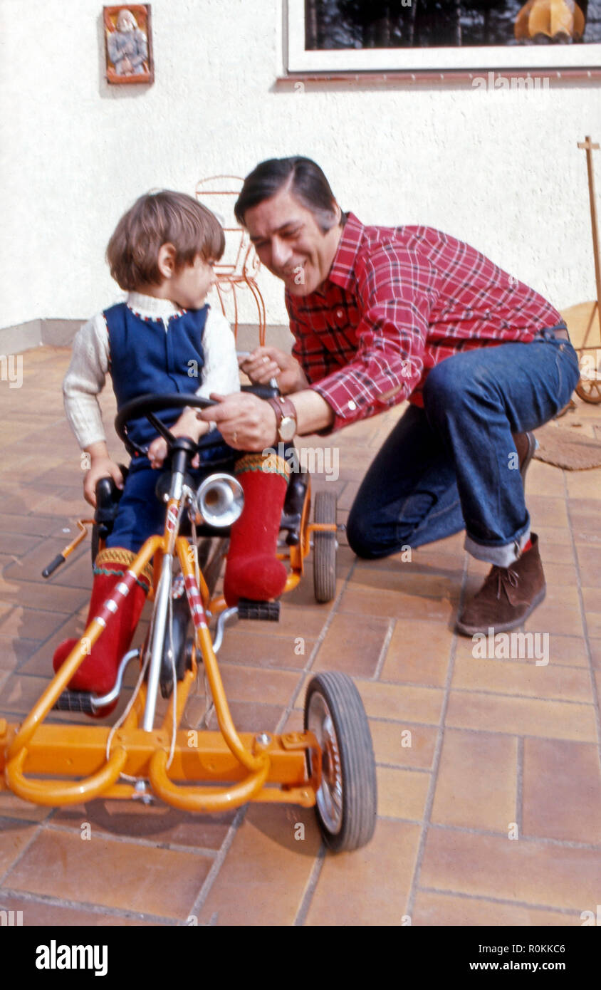 Peter René Körner, acteurs et actrices deutscher und Sänger, mit Sohn Götz Fabian im Kettcar à Rösrath bei Köln, Deutschland 1971. L'acteur et chanteur allemand Peter René Koerner avec son fils Peter Goetz conduisant une voiture à Roesrath kiddy près de Cologne, Allemagne 1971. Banque D'Images