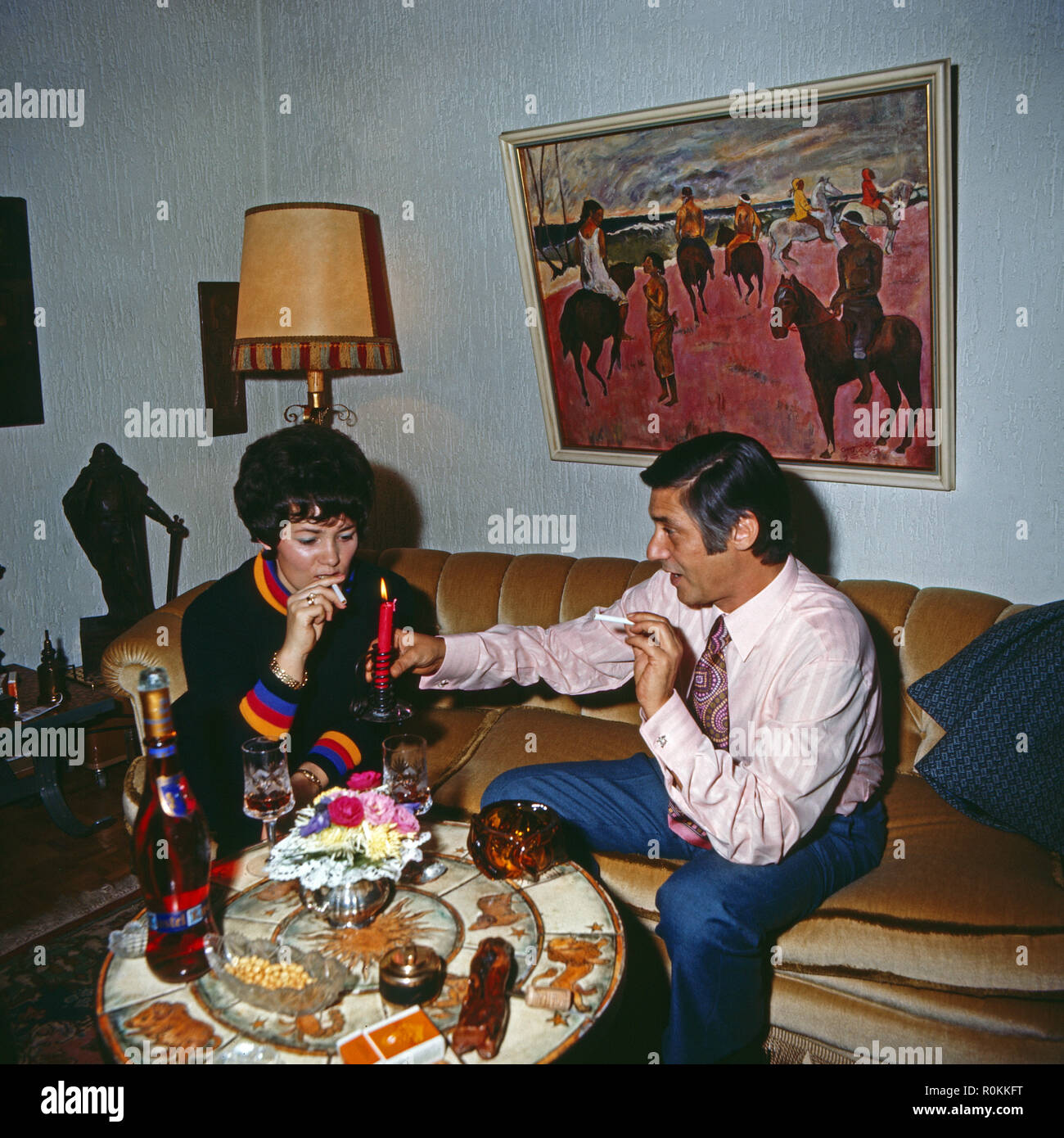 Peter René Körner, acteurs et actrices deutscher und Sänger, mit Ehefrau Gerti dans Rösrath bei Köln, Deutschland 1971. Chanteur et acteur allemand Peter René Koerner avec son épouse Gerti à Roesrath, près de Cologne, Allemagne 1971. Banque D'Images