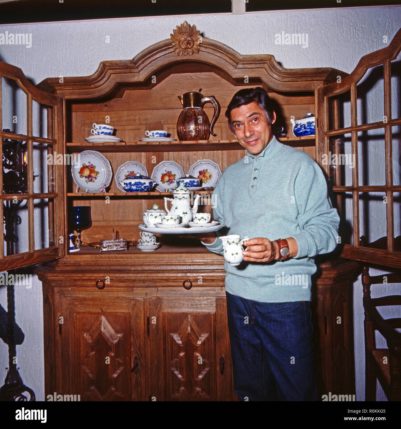 Peter René Körner, acteurs et actrices deutscher und vor seinem Sänger, dans Porzellanschrank Rösrath bei Köln, Deutschland 1971. L'acteur et chanteur allemand Peter René Koerner avec son placard plein de Chine à Roesrath, près de Cologne, Allemagne 1971. Banque D'Images