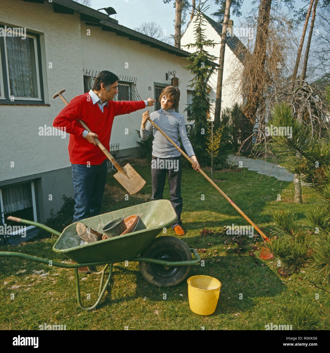 Peter René Körner, acteurs et actrices deutscher und Sänger, mit Ehefrau Gerti bei der Gartenarbeit dans Rösrath bei Köln, Deutschland 1971. Chanteur et acteur allemand Peter René Koerner avec son épouse Gerti travaillant dans leur jardin à Roesrath, près de Cologne, Allemagne 1971. Banque D'Images