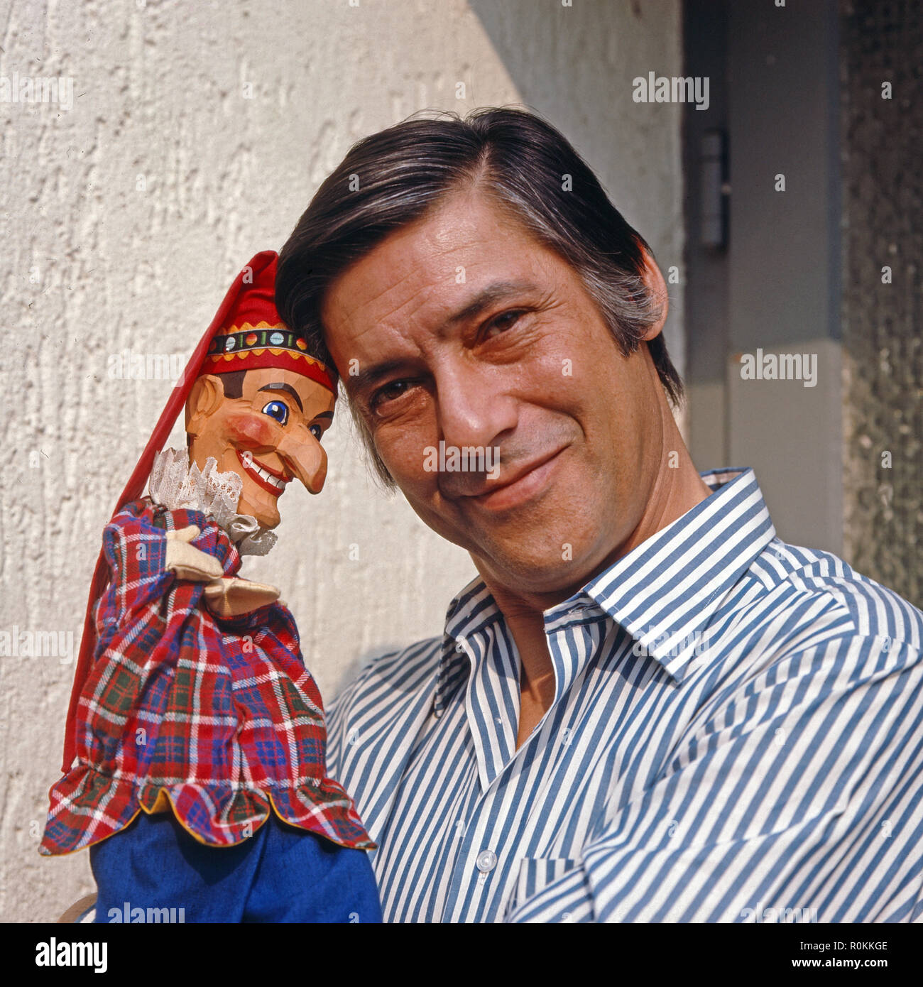 Peter René Körner, acteurs et actrices deutscher und Sänger, mit dem Hohnsteiner Kasper à Rösrath bei Köln, Deutschland 1971. Chanteur et acteur allemand Peter René Koerner avec la Hohnsteiner Kasper marionnette à Roesrath, près de Cologne, Allemagne 1971. Banque D'Images
