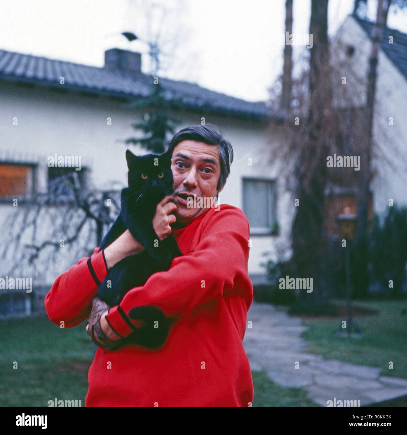 Peter René Körner, acteurs et actrices deutscher und Sänger, mit der Emilycullen4 à Rösrath bei Köln, Deutschland 1971. Chanteur et acteur allemand Peter René Koerner avec un chat à Roesrath, près de Cologne, Allemagne 1971. Banque D'Images