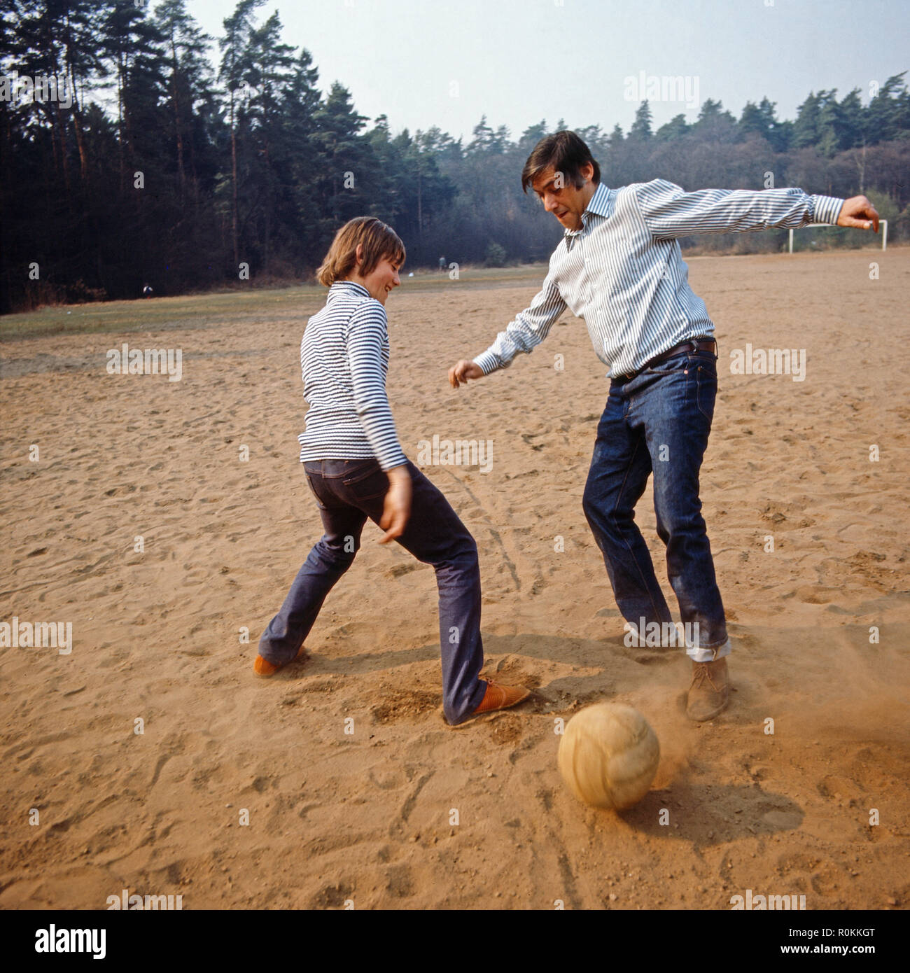 Peter René Körner, acteurs et actrices deutscher und Sänger, mit Sohn Jörg Peter beim homme Fußballspielen l'acteur et chanteur Peter René Koerner jouer au football avec fils Joerg Peter à Roesrath, près de Cologne, Allemagne 1971. Banque D'Images