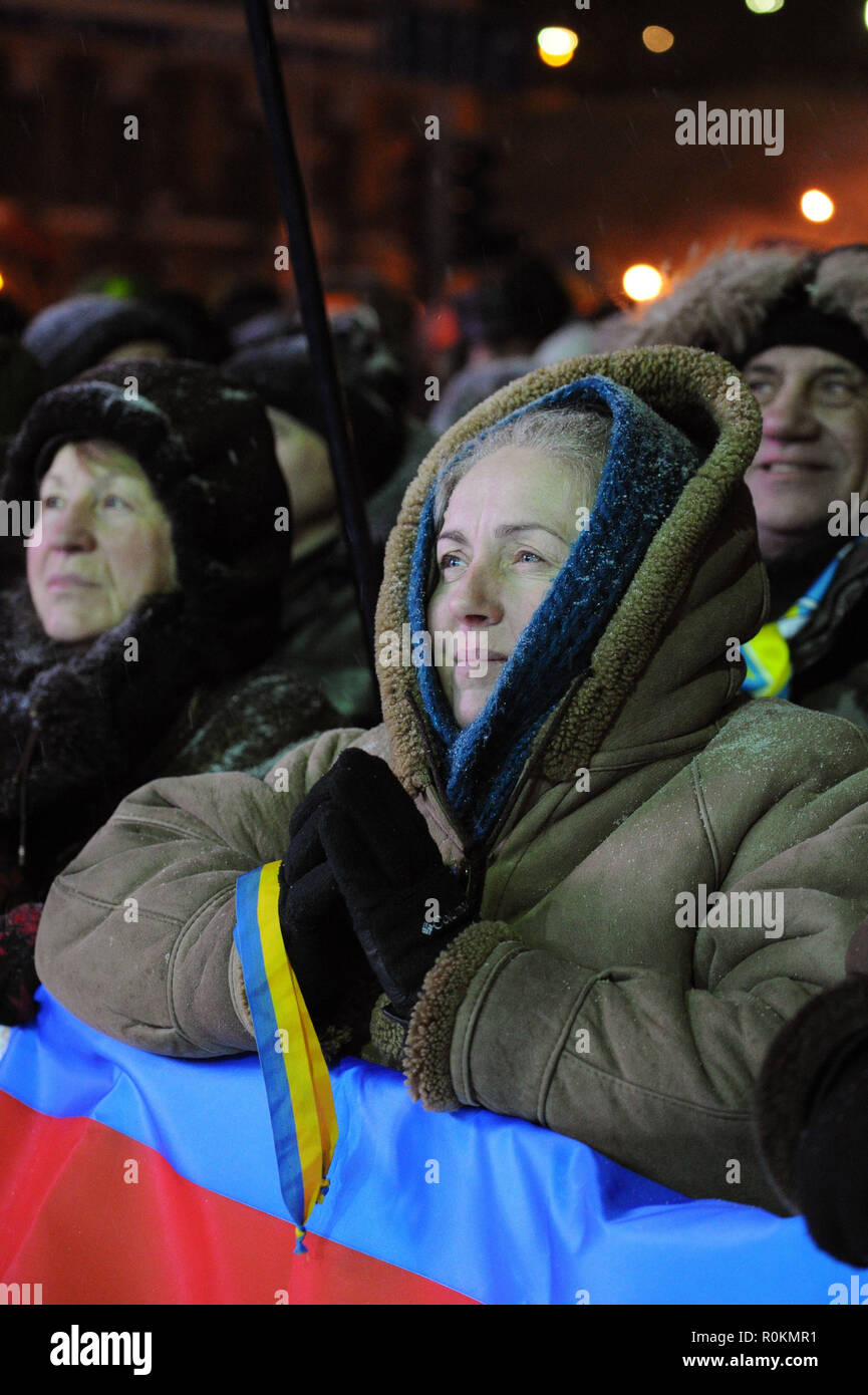 28 janvier 2014 - Kiev, Ukraine : les partisans du parti nationaliste Svoboda ultra écouter un discours prononcé par leur chef, Oleh Tiahnybok, à la place de l'indépendance, connu sous le nom de 'Maidan', comme une confrontation tendue continue avec la police dans les rues à proximité. Des partisans du parti ultra nationaliste Svoboda ecoutent les discours de leur leader Oleh Tiahnybok sur la place Maidan a Kiev. *** FRANCE / PAS DE VENTES DE MÉDIAS FRANÇAIS *** Banque D'Images