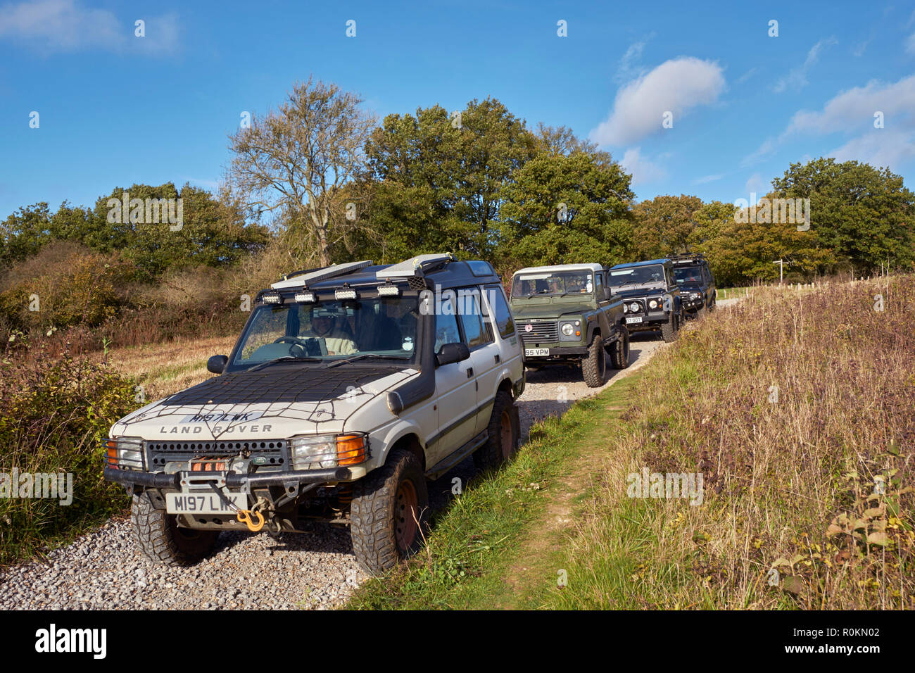 Land Rover sur un 'Byway ouvrir à l'ensemble du trafic' à Newlands Corner dans les North Downs. Guildford, Surrey, Angleterre. Banque D'Images