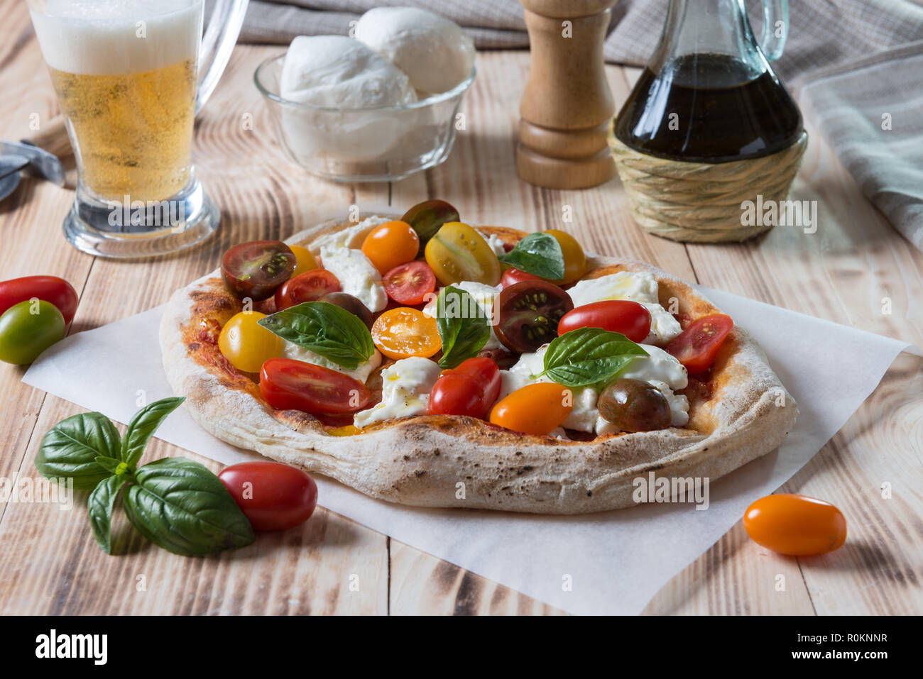 Pelle à pizza romana couleur encore sur la composition des aliments de la vie Banque D'Images