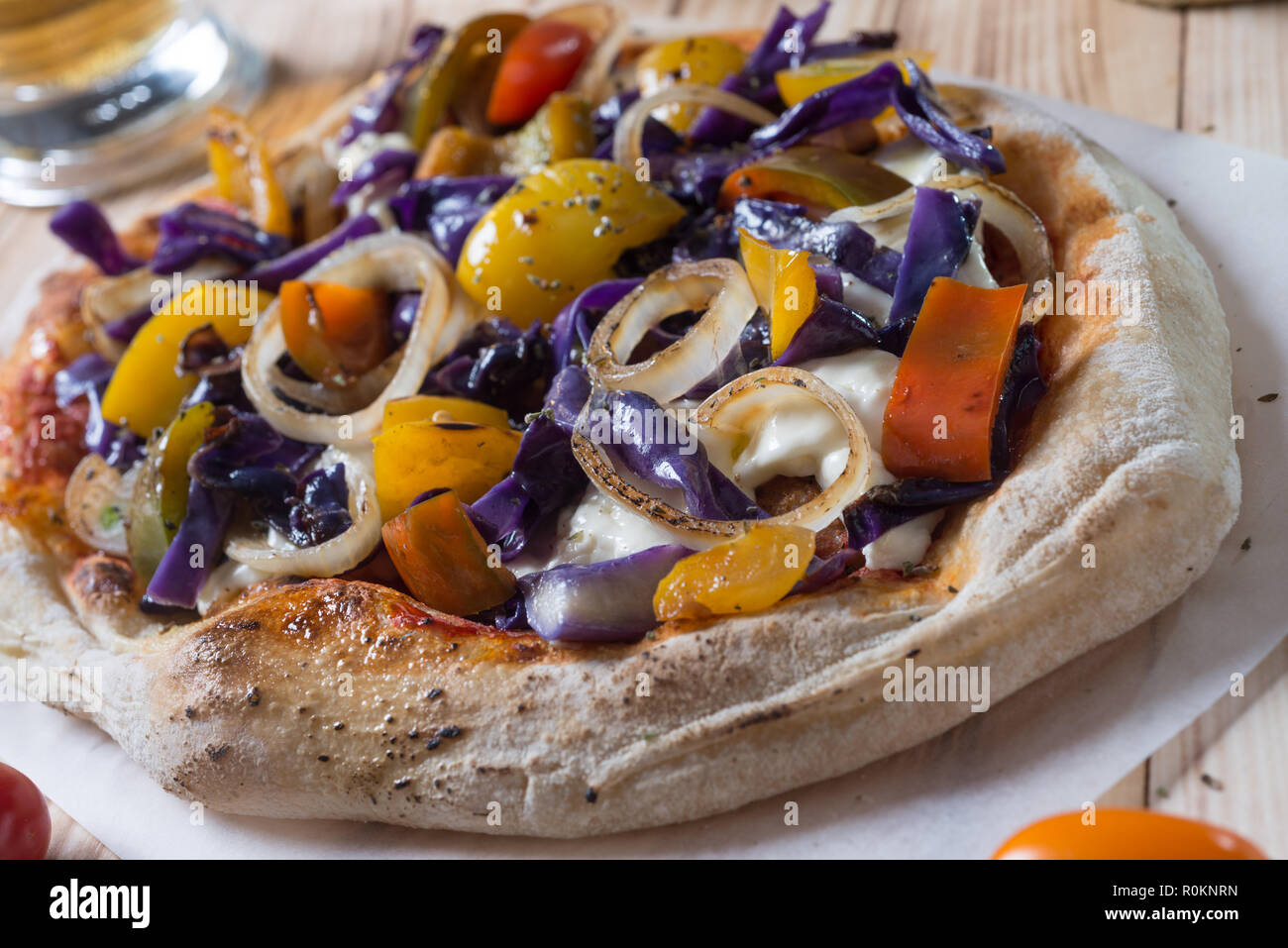 Pelle à pizza romana couleur encore sur la composition des aliments de la vie Banque D'Images