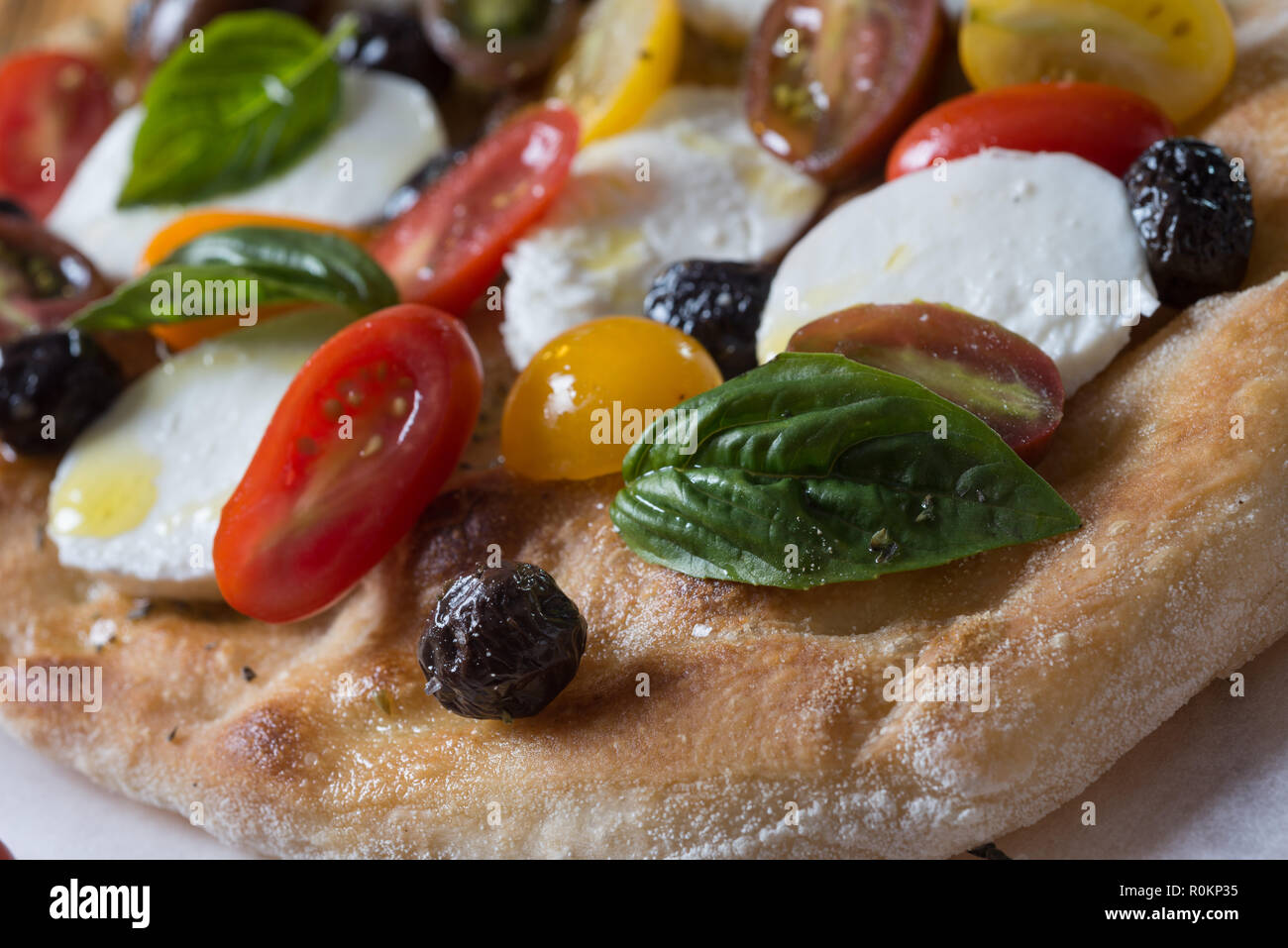 Pelle à pizza romana couleur encore sur la composition des aliments de la vie Banque D'Images