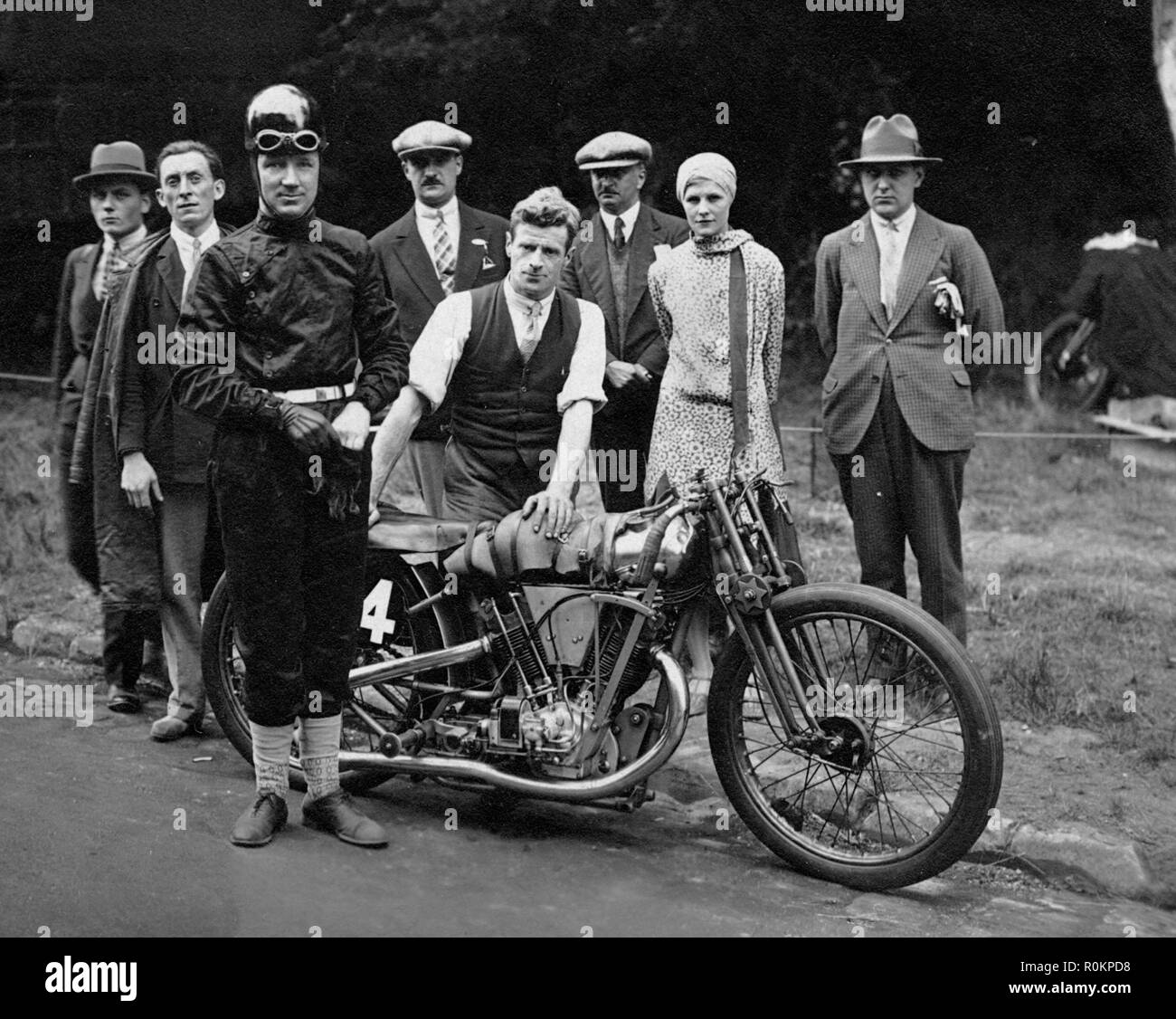 H. Le Vack avec sa Brough Superior à Montlhery vers 1925 La Dame à droite est le Vack's wife Banque D'Images