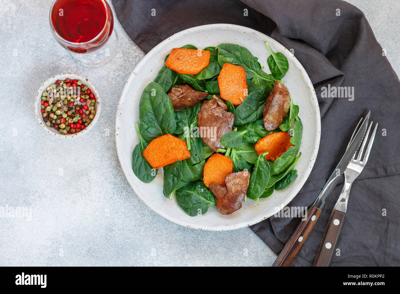 Salade tiède de foie de poulet cuit et de citrouille. Délicieux dîner avec du vin rouge pour les gourmets. Selective focus, vue du dessus Banque D'Images
