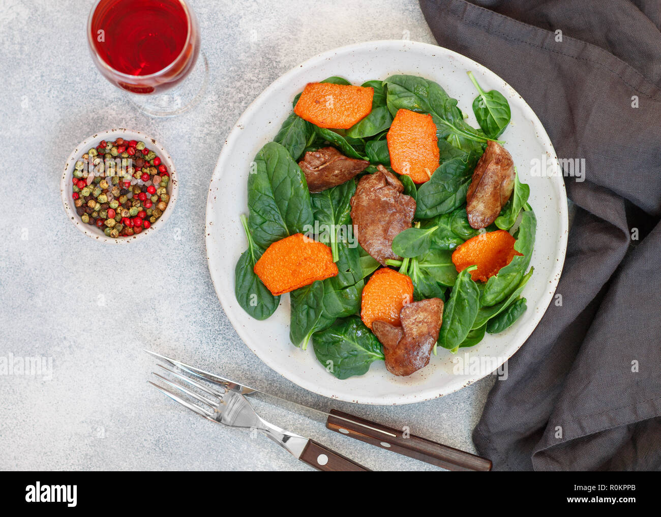 Salade tiède de foie de poulet cuit et de citrouille. Délicieux dîner avec du vin rouge pour les gourmets. Selective focus, vue du dessus Banque D'Images
