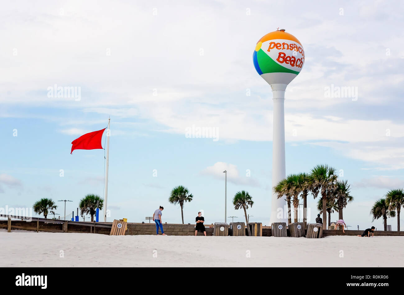 L'iconique de Pensacola beach ball tour de l'eau, plus en exploitation, est photographié à Pensacola Beach Pier, 9 octobre 2018, à Pensacola, Floride. Banque D'Images