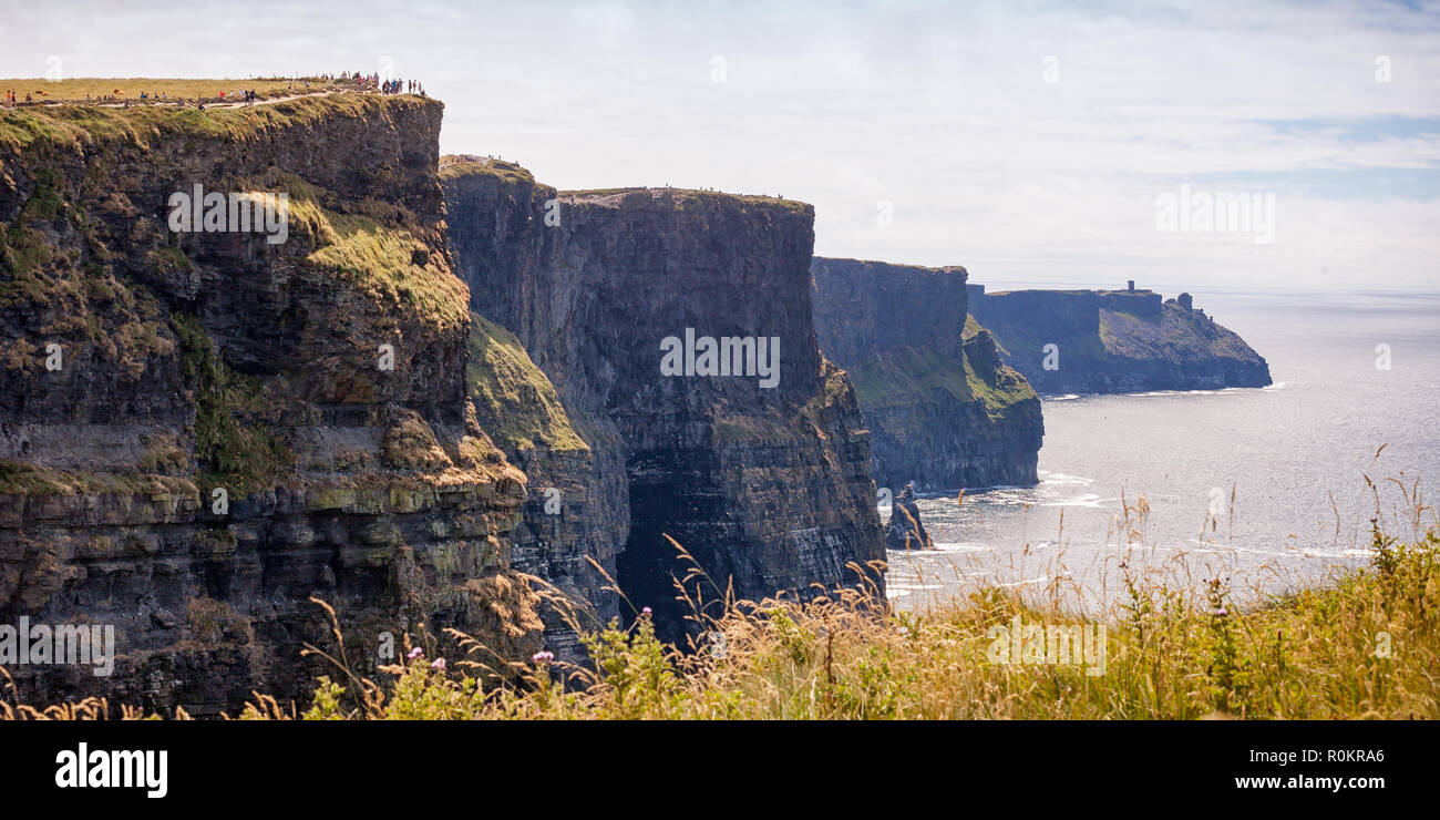 Les touristes à les falaises de Moher, le Burren, comté de Clare, Irlande Banque D'Images