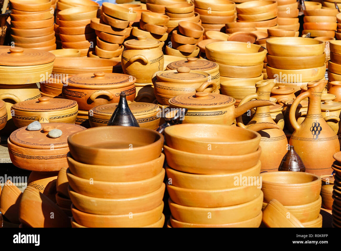 La poterie d'argile à la main traditionnelle géorgienne sur l'affichage à la rue du marché Banque D'Images