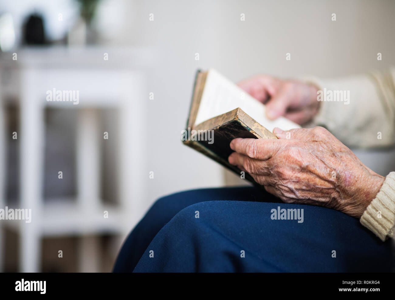 Un close-up of senior woman reading Bible à la maison. Banque D'Images