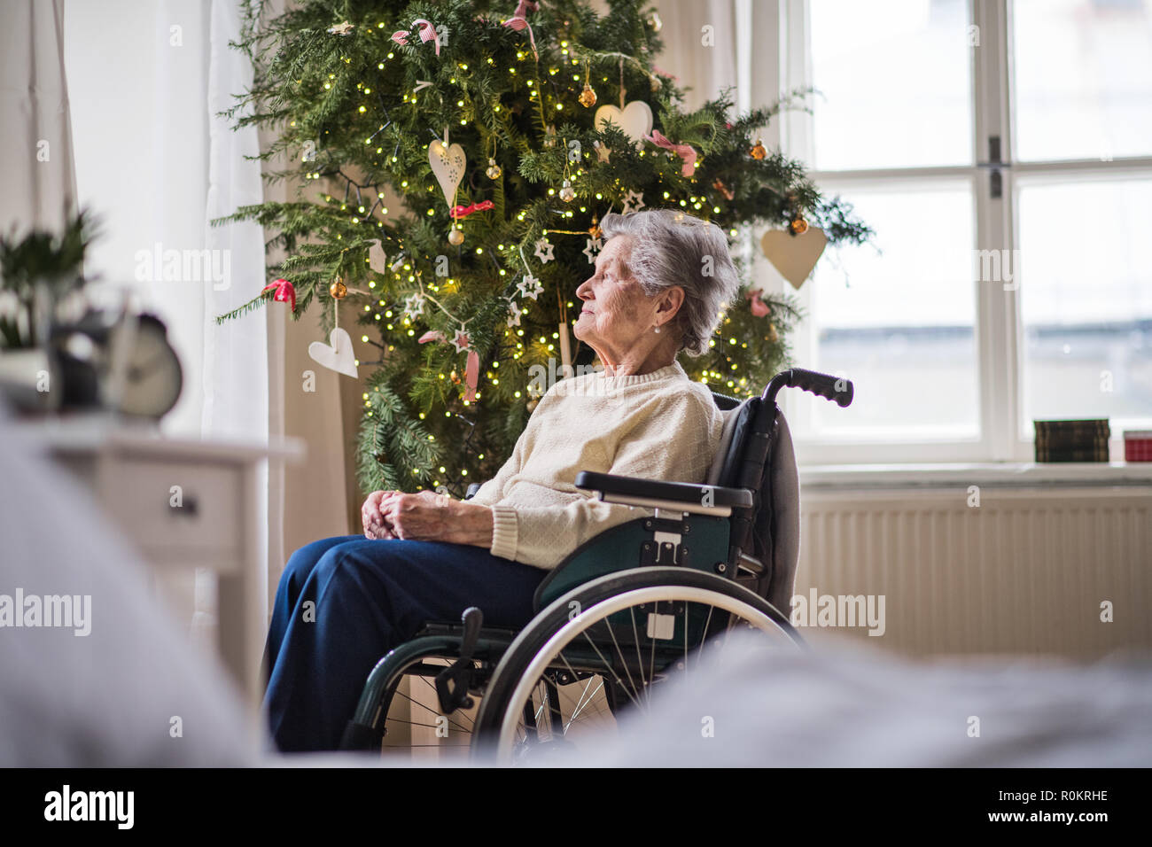 A senior woman in wheelchair at home à l'époque de Noël. Banque D'Images