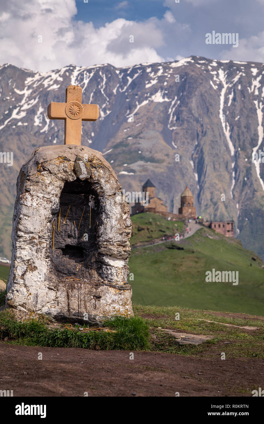 Église Gergeti spectaculaire perché sur une colline dans les montagnes du Caucase, Kazbegi, Géorgie. Banque D'Images