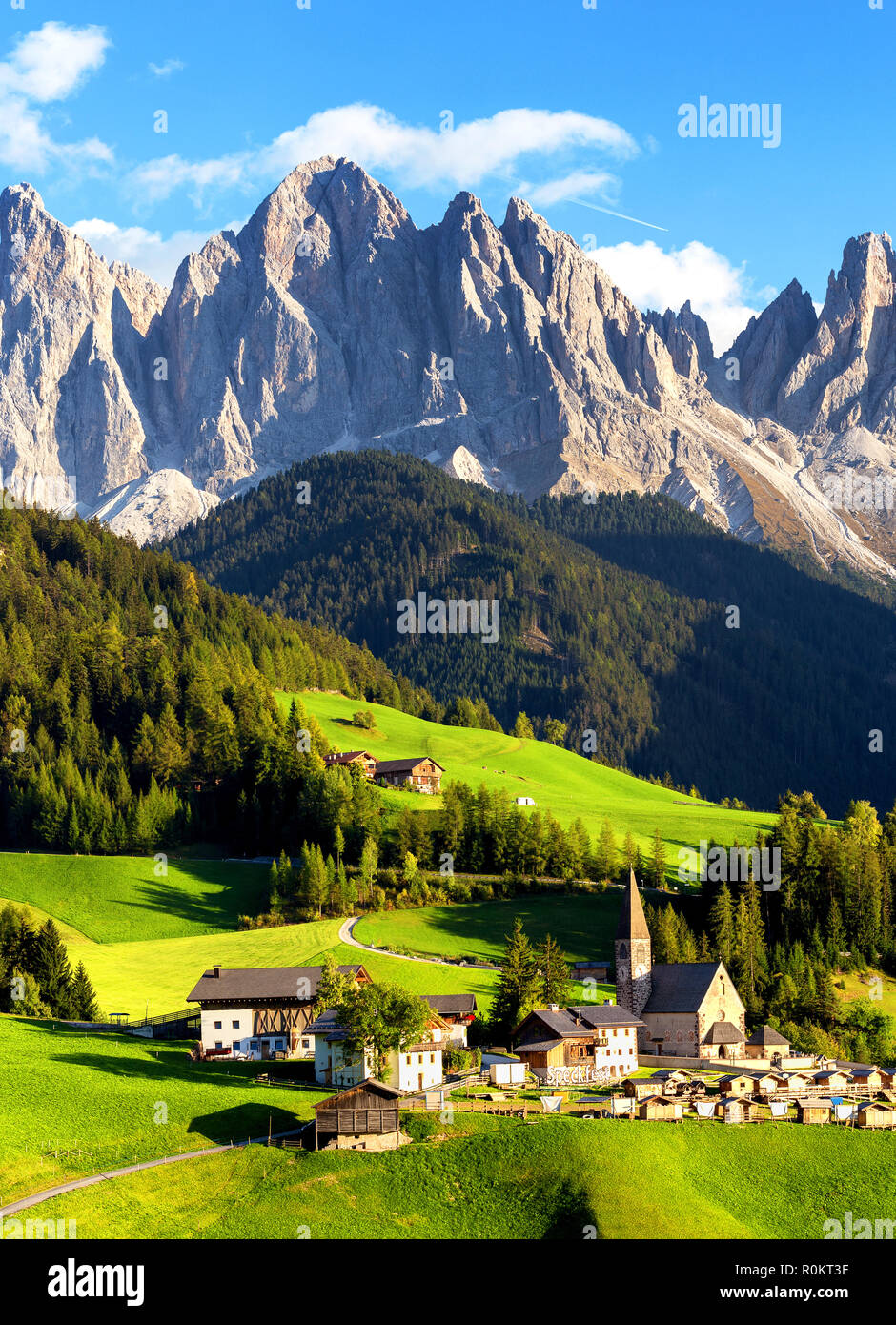 Célèbre meilleur endroit du monde alpin, Santa Maddalena (St Magdalena) village avec magical Dolomites montagnes en arrière-plan, la vallée Val di Funes, Tre Banque D'Images