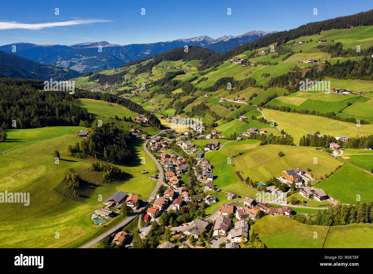 Val di Funes, Trentin-Haut-Adige, Italie. La grande couleurs automnales brille sous le soleil tardif avec Odle sur le contexte et le village de Santa Magdalena Banque D'Images
