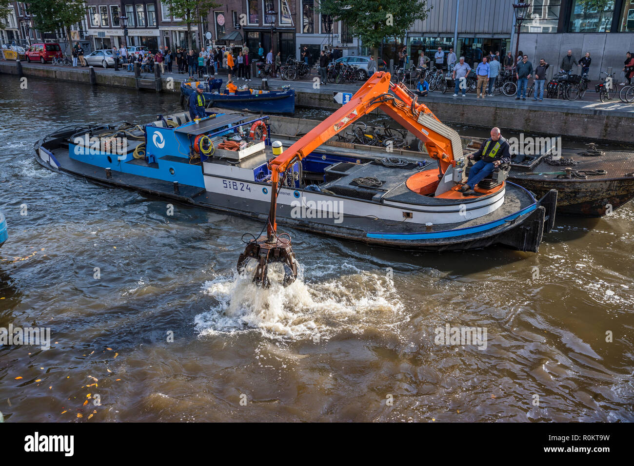 Amsterdam, faisant l'objet d'un dragage des canaux de vélos Banque D'Images