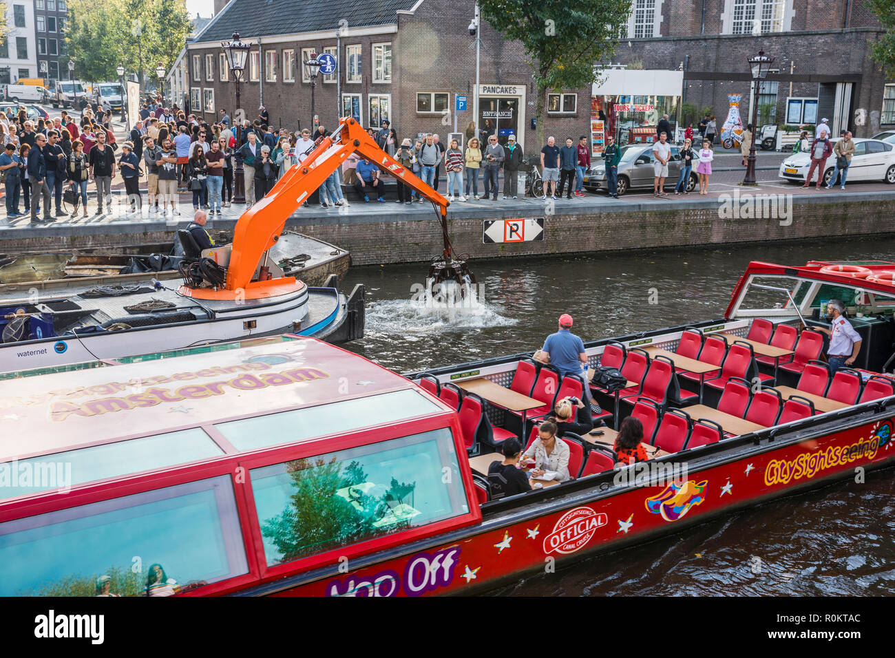 Amsterdam, la dépose des vélos à des canaux Banque D'Images