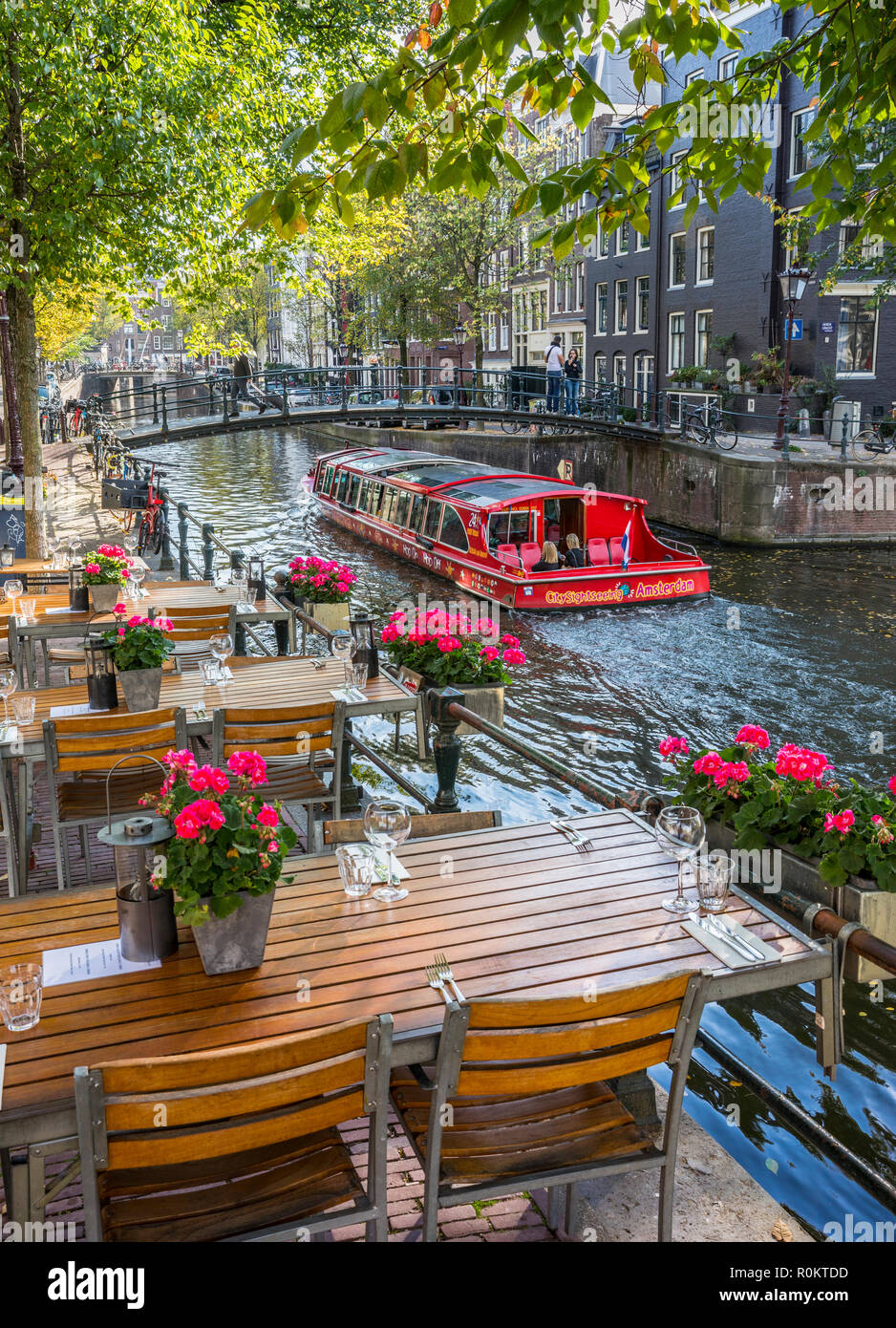 Restaurant d'Amsterdam, des tables pour le déjeuner avec des fleurs Banque D'Images