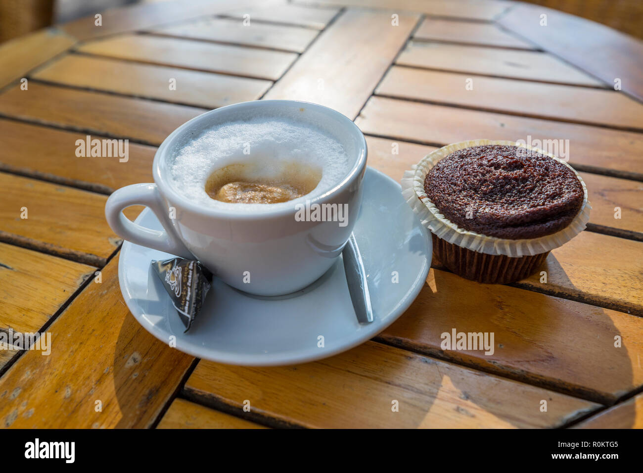 Une tasse de café avec du chocolat sur le muffin de canabis taible au coffee shop à Amsterdam Banque D'Images