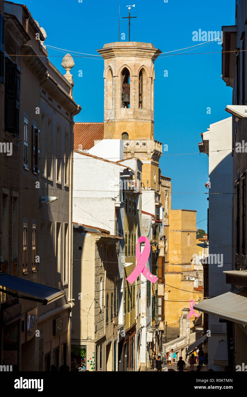 Les gens qui marchent dans une rue étroite . Sur le côté droit est l'église Santa Maria en date du xviiième siècle Banque D'Images
