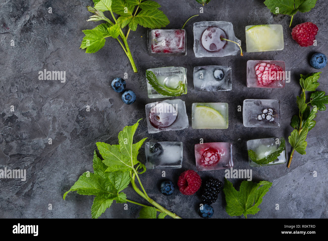 Des baies congelées dans des cubes de glace Banque D'Images
