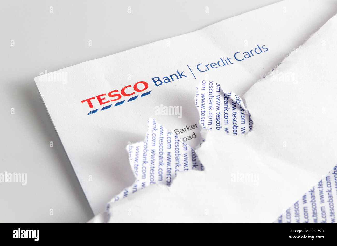 Relevé de carte de crédit Banque Tesco sur table avec rip enveloppe ouverte. Banque D'Images