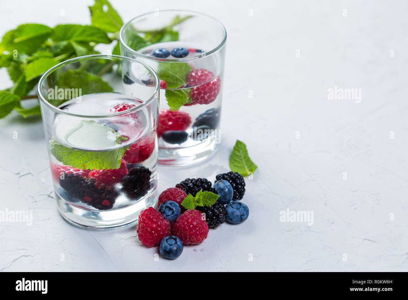 L'eau infusée aux fruits rouges et menthe Banque D'Images