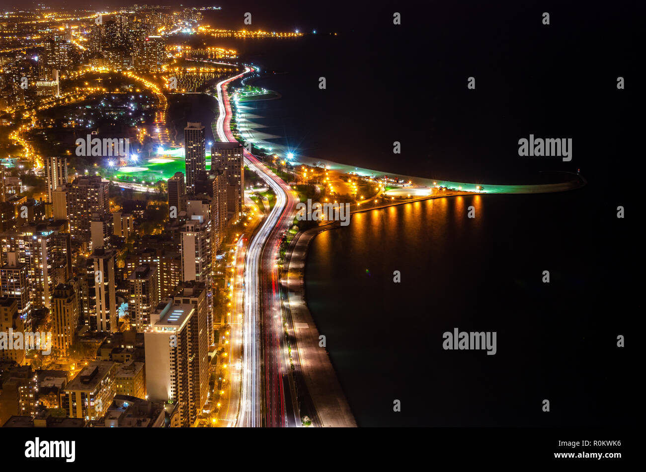 Chicago ville areal view durant nuit montrant city light des temps d'exposition Banque D'Images