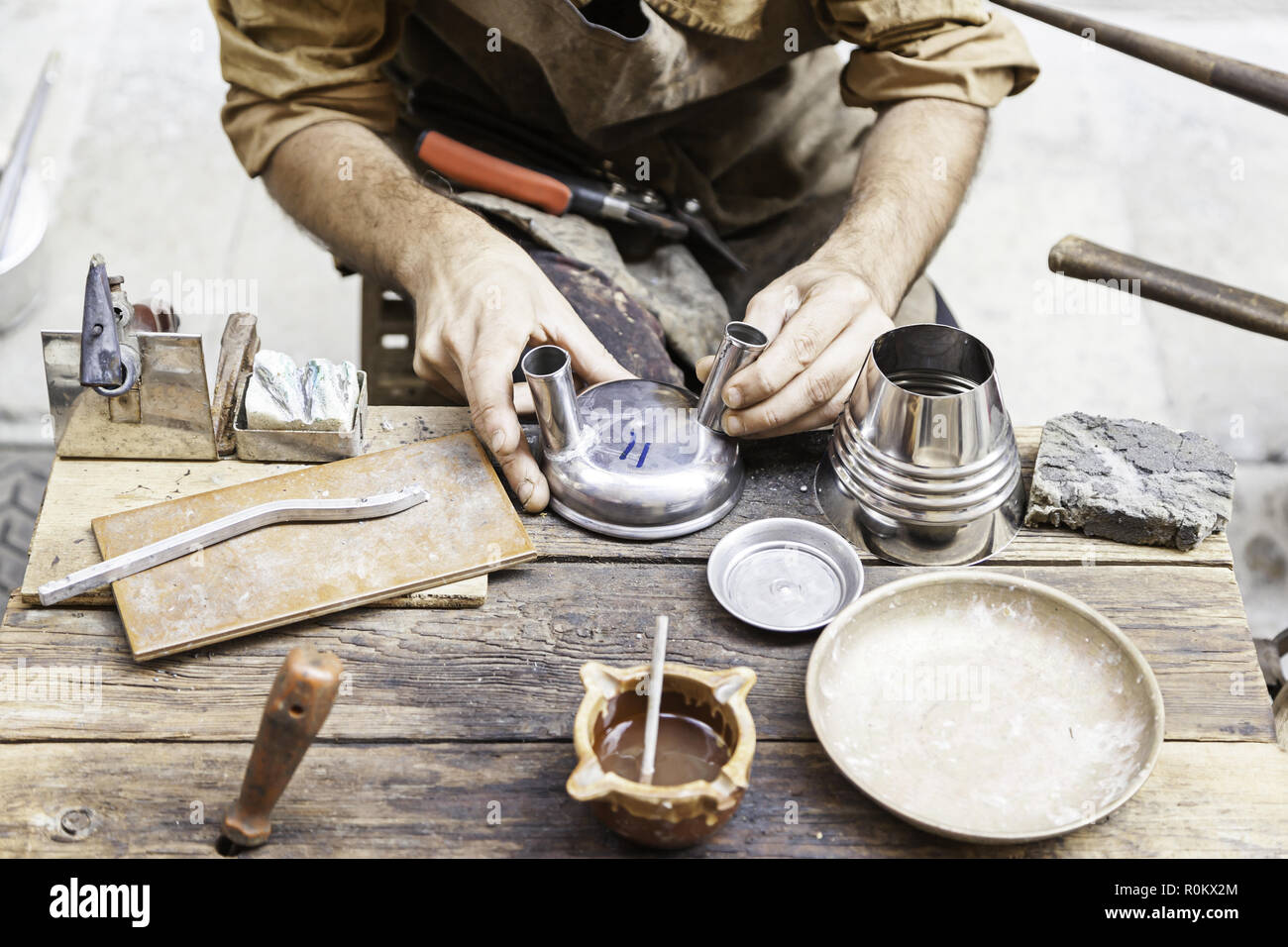 Metal travailleur artisan, un artisan détail, de tradition et de travail ancien Banque D'Images