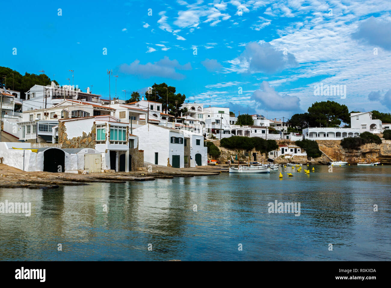 Un village blanc traditionnel à Cala Alcalfar Banque D'Images