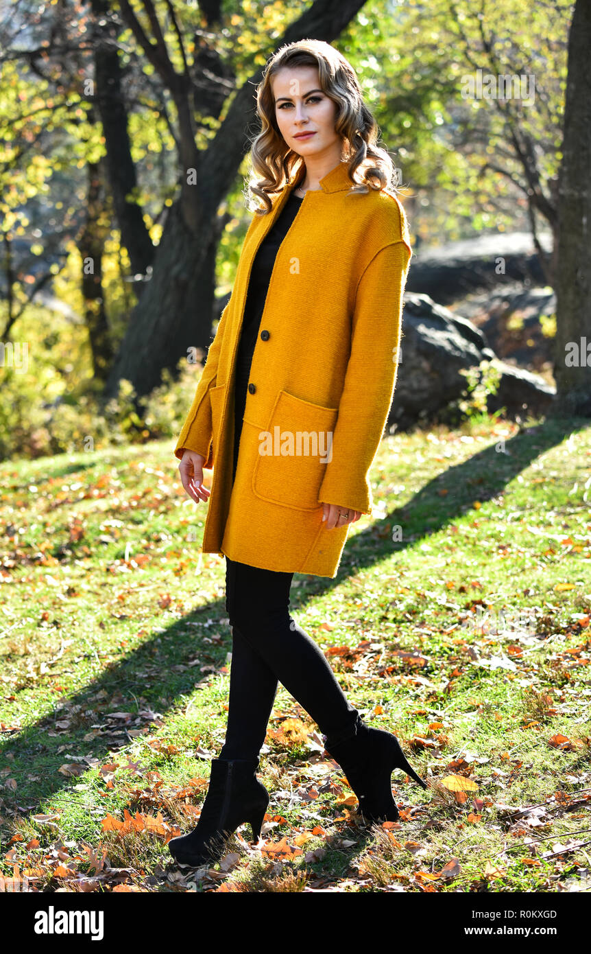 Model posing à Central Park à New York pour le magazine de mode automne editorial le 15 novembre 2015 Banque D'Images