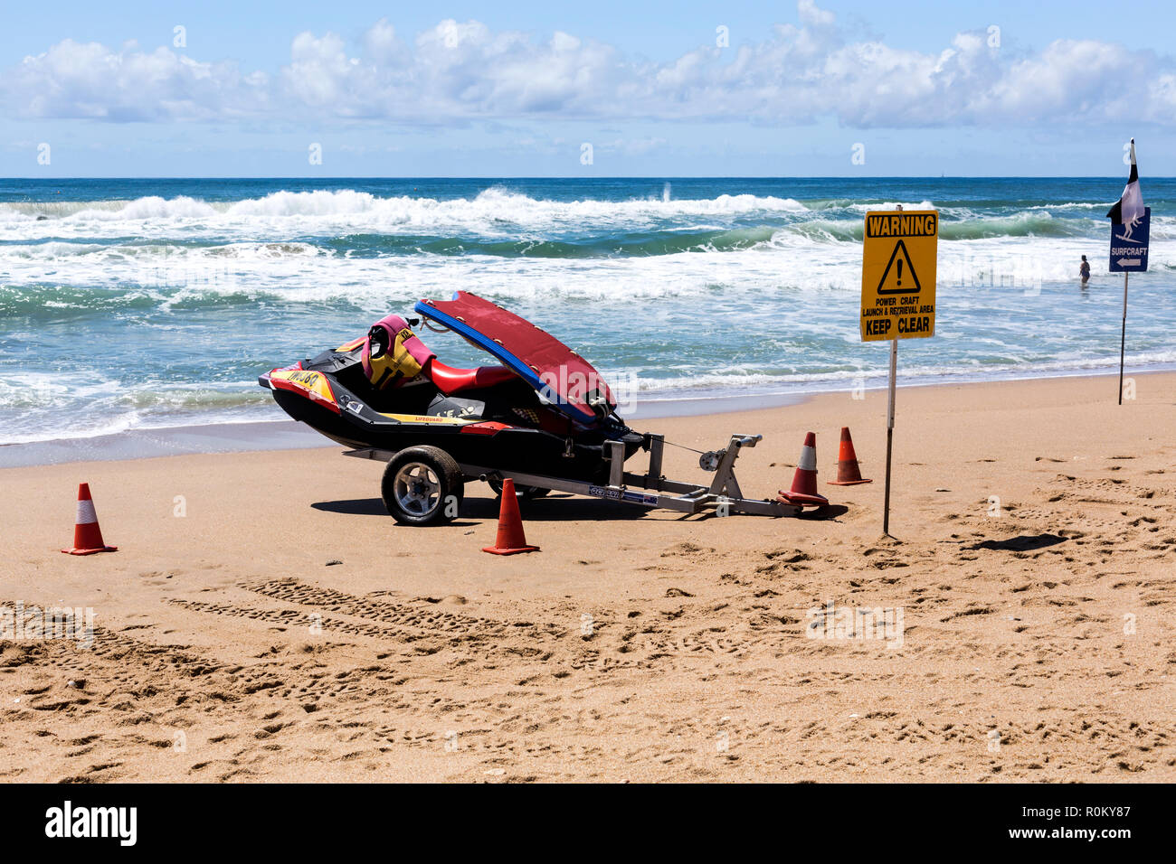 L'équipement de sauvetage, jet ski et luge remorquage, prêt pour un sauvetage d'urgence sur une plage de l'océan dans le Queensland, Australie Banque D'Images