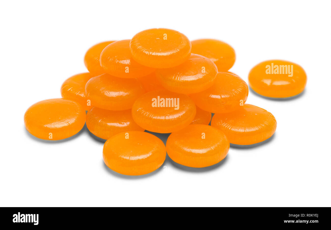 Tas de bonbons Butterscoth isolé sur un fond blanc. Banque D'Images