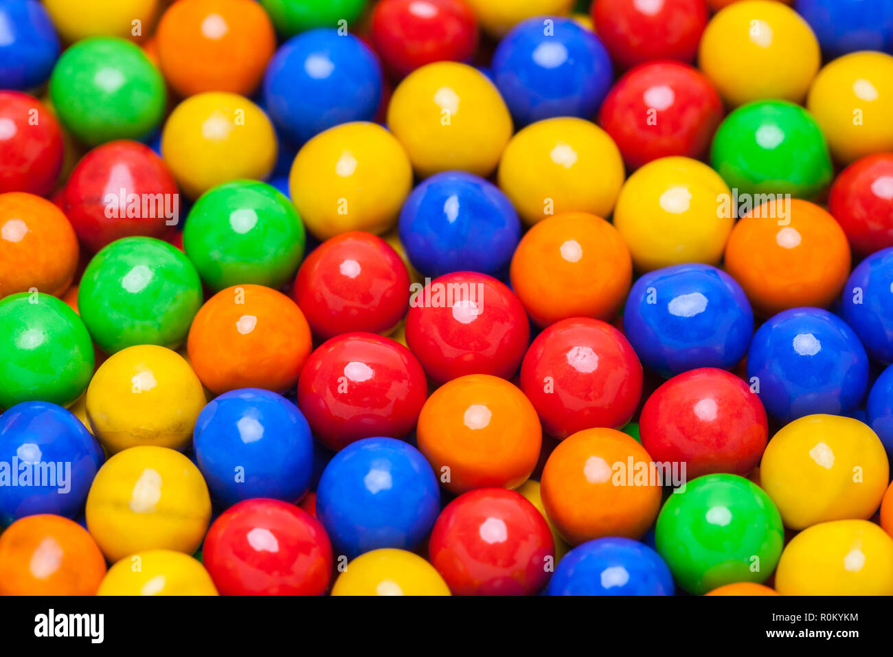 Bonbons ronds colorés boules dans une pile. Banque D'Images