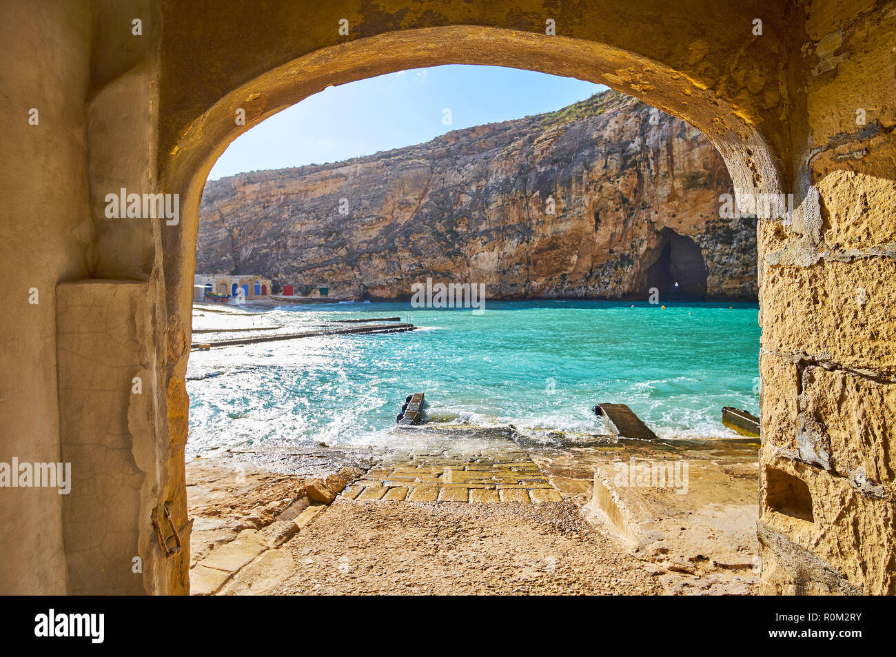La vue sur la mer intérieure de Dwejra et la grotte du Trou Bleu à travers l'arche de l'ancien bateau maison de San Lawrenz village de pêcheurs, l'île de Gozo, Malte. Banque D'Images