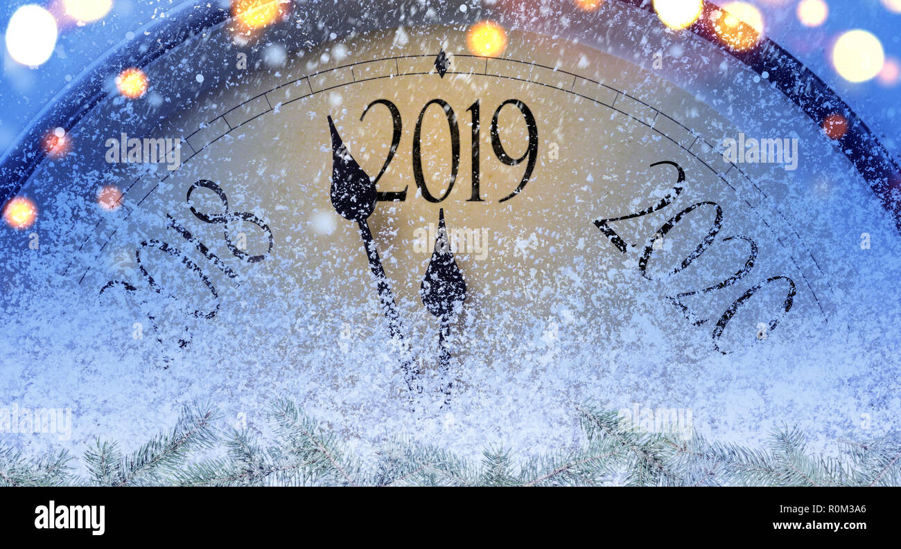 Compte à rebours jusqu'à minuit. Style Retro horloge derniers moments avant Noël ou Nouvel An 2019. Banque D'Images
