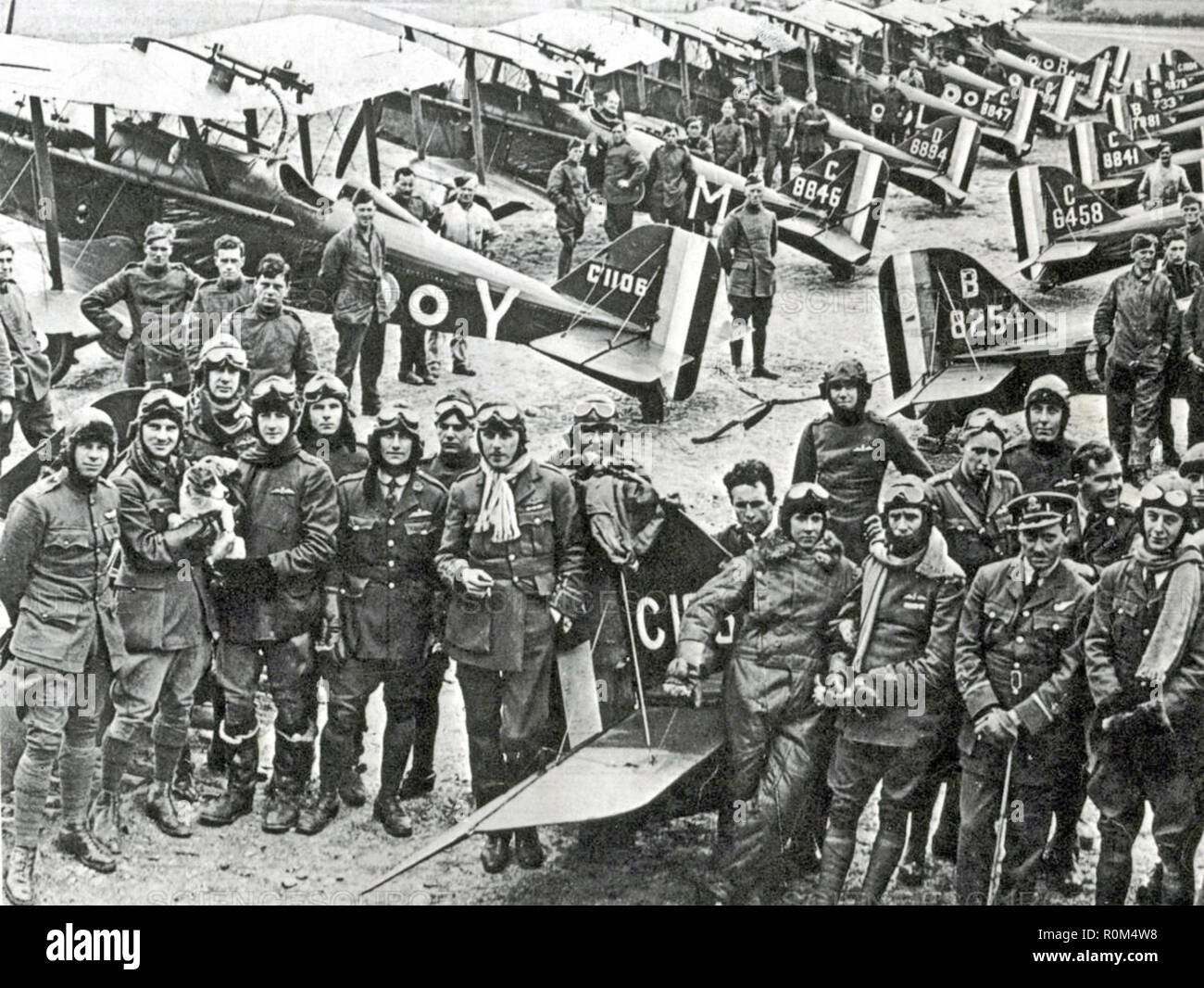1er escadron Officiers de la RAF posse en face de la terre avec leurs équipages SE5a avion à l'aérodrome de Clairmarais, près d'Ypres le 3 juillet 1918 Banque D'Images