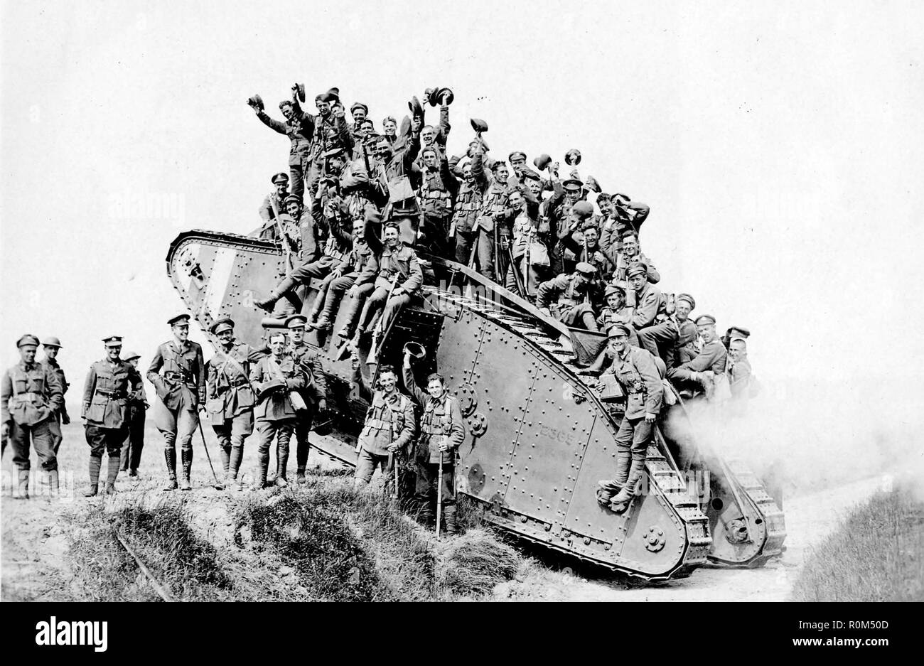 WW1 : Membres du 5e bataillon de fusiliers canadiens revenant de l'avant au cours de la bataille d'Amiens en août 1918. Photo : Archives Canada Banque D'Images